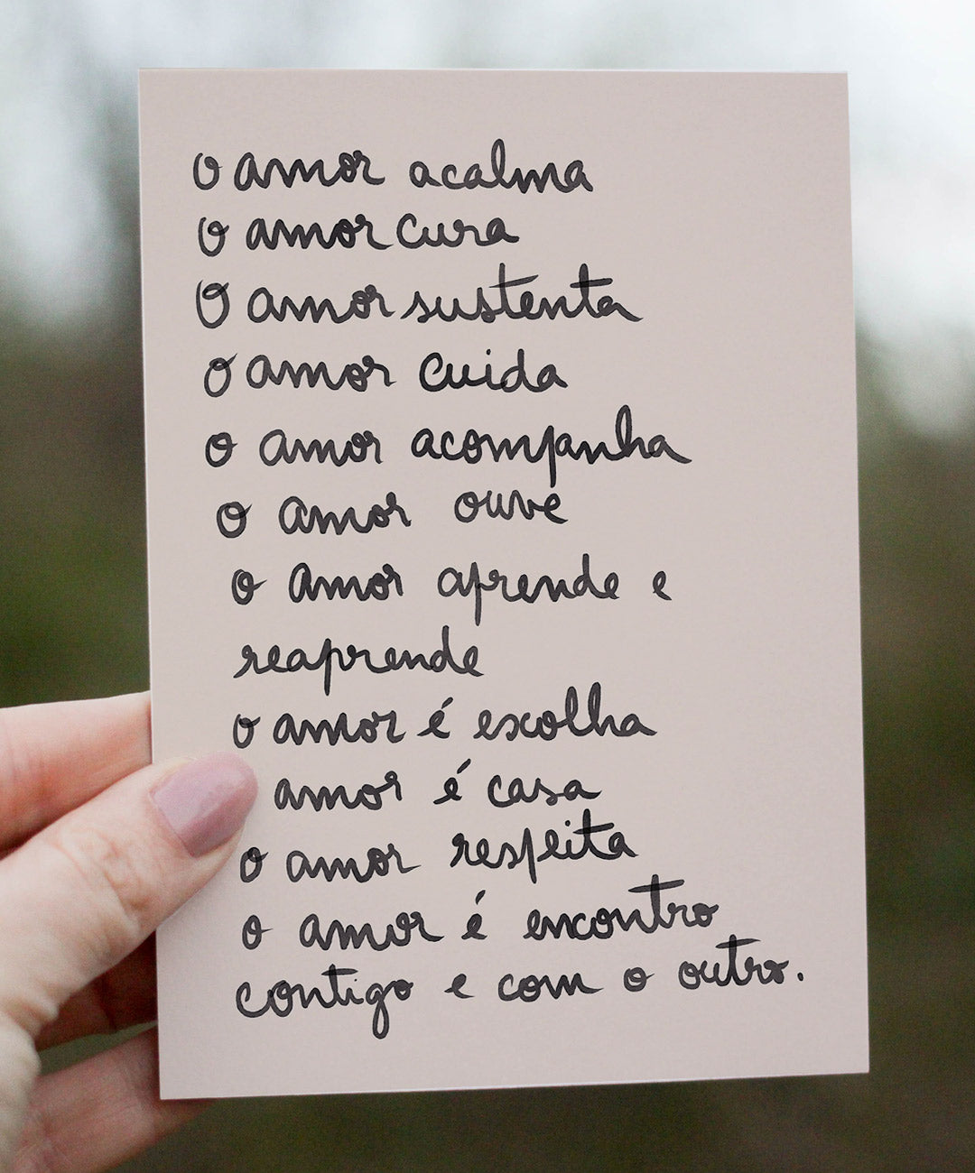 'O amor é' Postcard